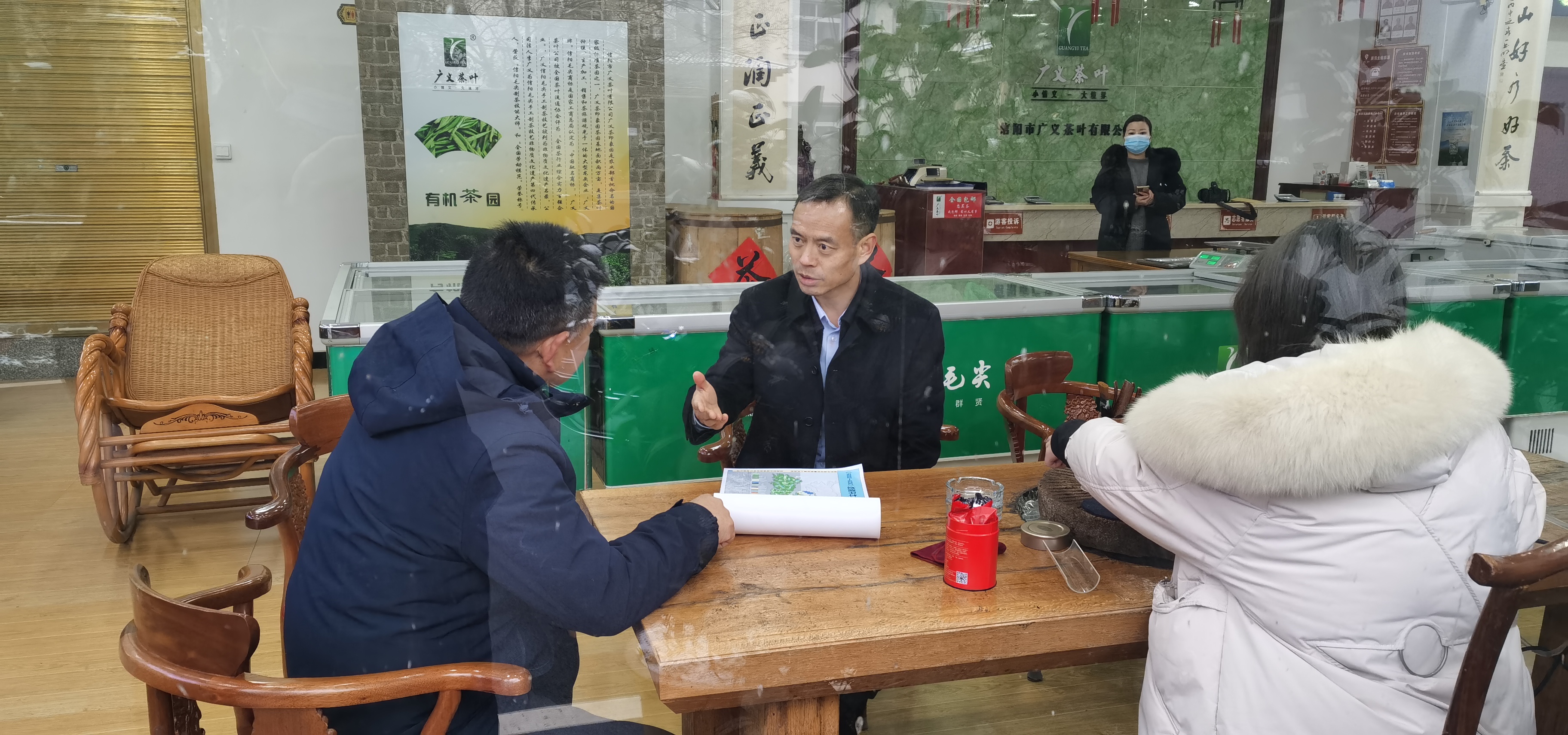 信陽(yáng)市委常委、副市長(zhǎng)秦保建到信陽(yáng)市廣義茶葉有限公司慰問(wèn)全國(guó)勞模李廣義同志