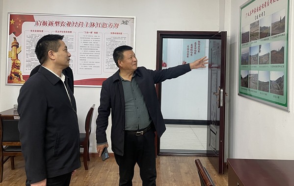 2022年11月9日 ，浉河區(qū)工會(huì)胡華庭主席來(lái)信陽(yáng)市廣義茶葉有限公司慰問(wèn)全國(guó)勞模李廣義同志，并傳達(dá)黨的二十大精神。